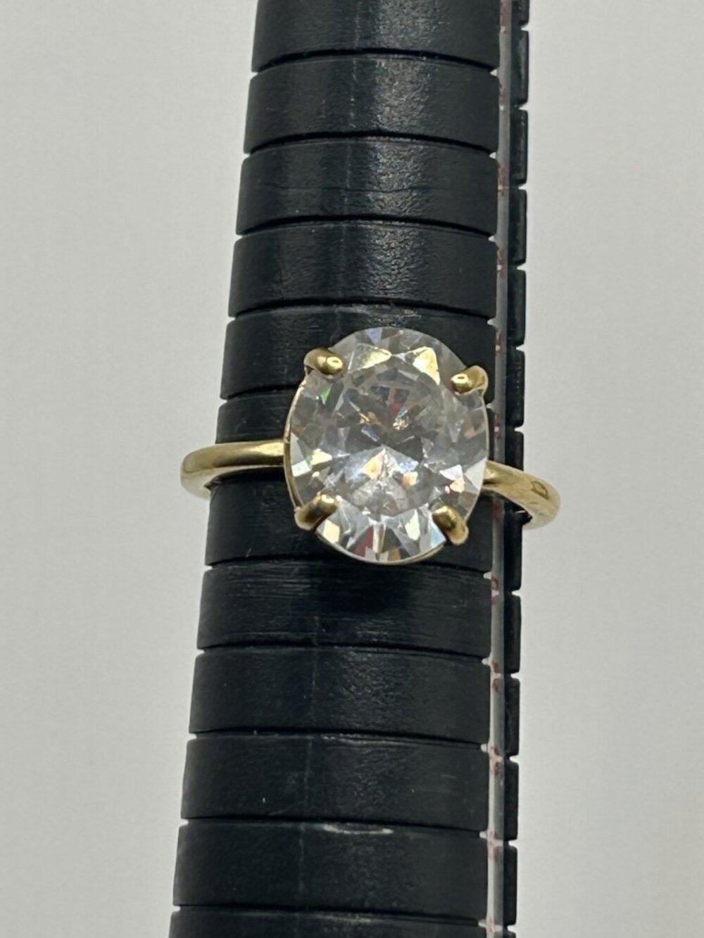 Vintage Gold Tone Large Clear Glass Solitaire Ring Size 7.5 Costume Jewelry Gift - Picture 9 of 13